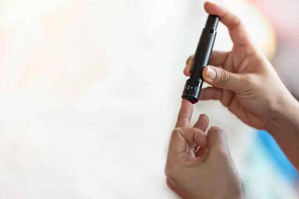 Close Woman Hands Using Lancet Finger Check Blood Sugar Level — Stock Photo, Image