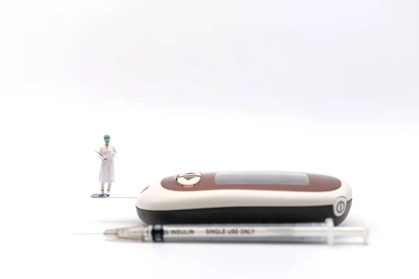 Doktor Miniatűr Figura Fehér Alapon Glükózmérőn Álló Betegaktával Lándzsával Inzulinsziringgel — Stock Fotó