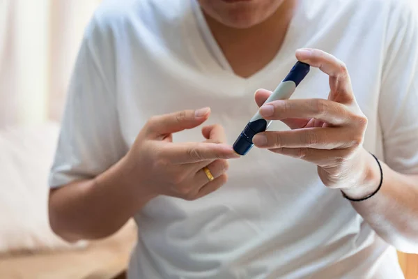 Primer Plano Las Manos Del Hombre Utilizando Lanceta Dedo Para — Foto de Stock