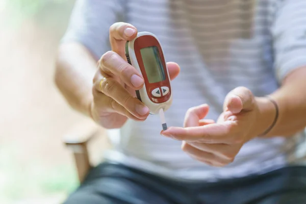 Primer Plano Las Manos Del Hombre Utilizando Medidor Glucosa Dedo —  Fotos de Stock