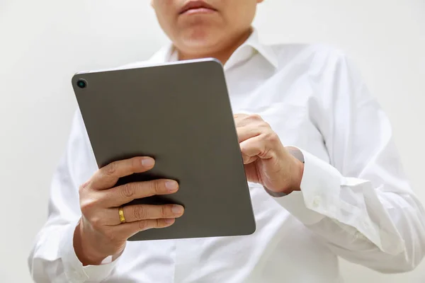 Concepto Negocios Tecnología Hombre Negocios Asiático Con Camisa Blanca Sosteniendo — Foto de Stock