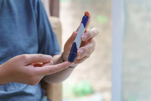 Primer Plano Las Manos Del Hombre Utilizando Lanceta Dedo Para — Foto de Stock