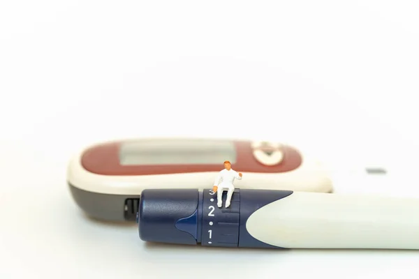 Doktor Miniatűr Figura Lándzsán Glükózmérővel Fehér Háttéren Cukorbetegség Glikémia Egészségügyi — Stock Fotó
