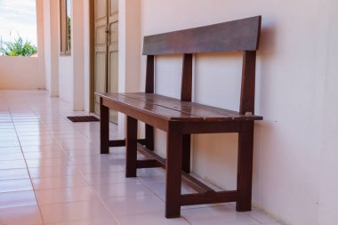 Beklemek için uzun kahverengi ahşap sandalye