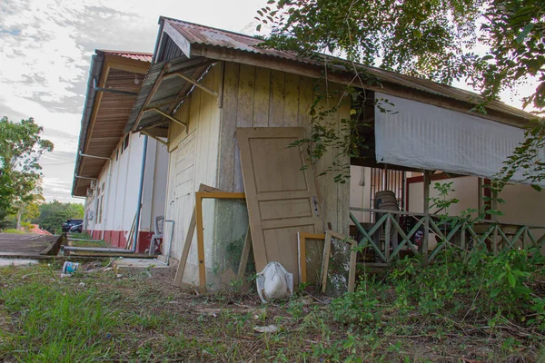 Vista Exterior Armazém Empoeirado Abandonado Com Porta Quebrada Cadeira Janela — Fotografia de Stock