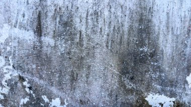 Yıpranmış beton bir duvarın detaylı bir yakın çekimi kaba dokuları, gri ve beyaz tonlarını ve endüstriyel ve kırsal bir atmosferi anımsatan yaşlanma belirtilerini gösteriyor mimari ve tasarım projeleri için mükemmel..