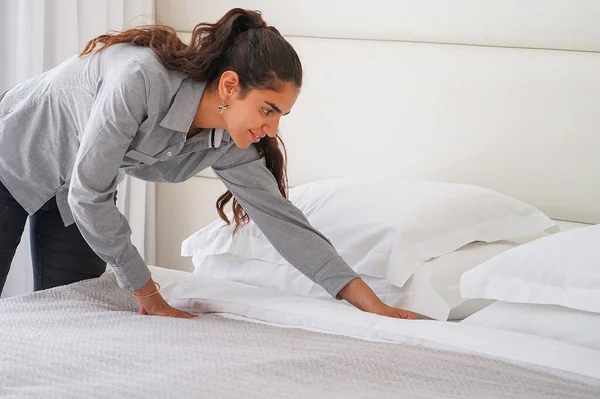 Portrait Woman Maid Making Bed Hotel Room Housekeeper Making Bed — Stock Photo, Image