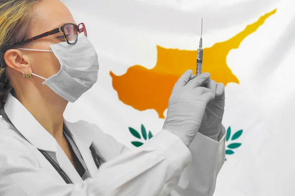 Kvinnlig Läkare Eller Sjuksköterska Handskar Som Håller Sprutan För Vaccination — Stockfoto