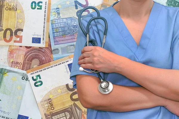 Avro banknotlarının arka planında steteskopu elinde olan kadın cerrah ya da doktor. Ameliyat konsepti