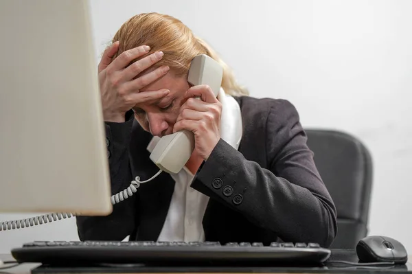 Vrouwelijke Office Manager Staat Onder Stress Voor Een Laptop Die — Stockfoto