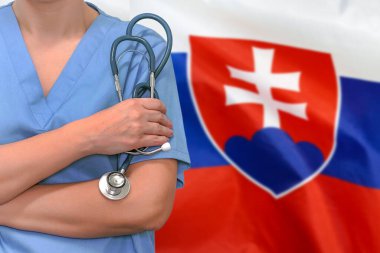 Slovakya bayrağının arka planında steteskopu olan kadın cerrah ya da doktor. Slovakya 'da ameliyat konsepti