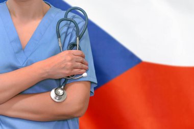 Çek Cumhuriyeti bayrağının arka planında steteskoplu kadın cerrah ya da doktor var. Çek Cumhuriyeti 'nde cerrahi konsepti