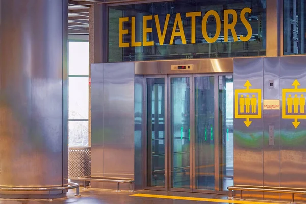 Havaalanı Ofisindeki Asansör Kapılarının Görüntüsü Camdan Kapıları Olan Modern Bir — Stok fotoğraf