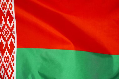 Beyaz Rusya 'nın kumaş desenli bayrağı. Beyaz Rusya bayrağı rüzgarda dalgalanıyor. Beyaz Rusya bayrağı birçok katlı bir spor kumaşı üzerine resmedilir. Spor takımı afişi