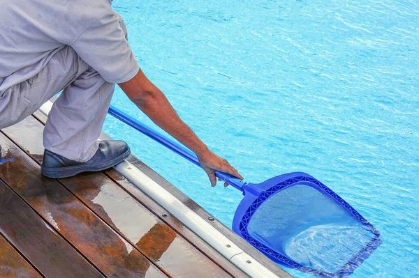 Limpador Piscinas Tem Robô Limpo Limpeza Piscinas Durante Trabalho Trabalhador — Fotografia de Stock