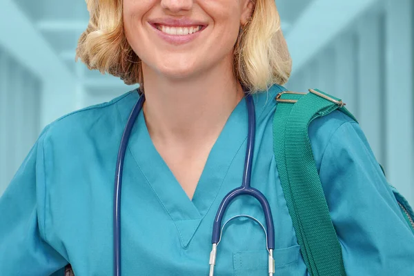 Fmale Sjuksköterska Eller Praktikant Blå Uniform Med Böcker Och Väska — Stockfoto