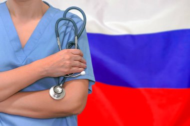 Rus bayrağının arka planında steteskopu olan kadın cerrah ya da doktor. Rusya 'da ameliyat konsepti
