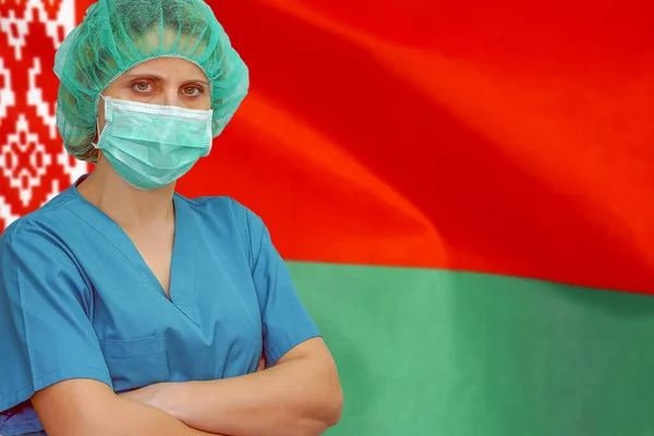 Kvinnlig Kirurg Mask Och Hatt Tittar Kameran Bakgrunden Den Vitryska — Stockfoto