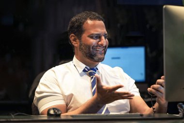 Sakal portresi ofis çalışanını üzdü, yönetici bilgisayar monitörünün önünde oturuyor. İfade duygusu sorunları, stres.