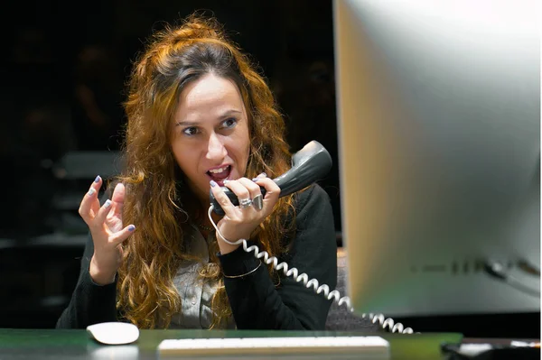 Багато Телефонних Дзвінків Офісі Офісний Працівник Жінка Кричить Телефоні Смішне — стокове фото