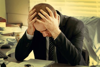 Üzgün ofis çalışanının portresi, bilgisayar monitörünün önünde oturan müdür. İfade duygusu sorunları, stres.