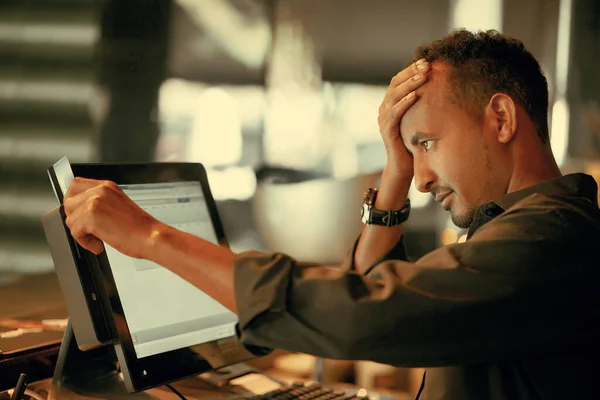 Männliche Barkeeper Machte Einen Fehler Der Rechnung Emotionen Eine Bardame — Stockfoto