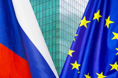 Rusya ve Avrupa Birliği bayrağı yaklaşıyor. Devletlerin politik ve ekonomik ilişkileri kavramı. Yaptırımlar