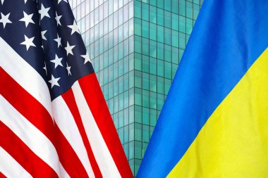 ABD ve Ukrayna bayrağı yaklaşıyor. Ülkelerin siyasi ve ekonomik ilişkileri kavramı