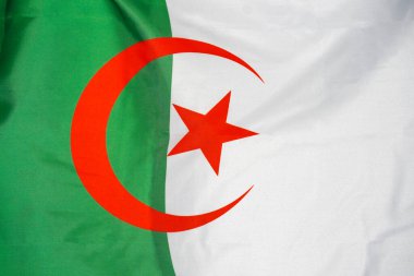 Cezayir 'in kumaş desenli bayrağı. Cezayir bayrağı rüzgarda sallanıyor. Cezayir bayrağı birçok katlı bir spor kumaşı üzerinde tasvir edilir. Spor takımı afişi