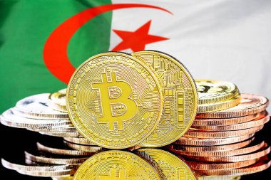 Cezayir 'deki kripto para birimi ve engelleme teknolojisi yatırımcıları için konsept. Cezayir bayrağının arka planında bitcoinler