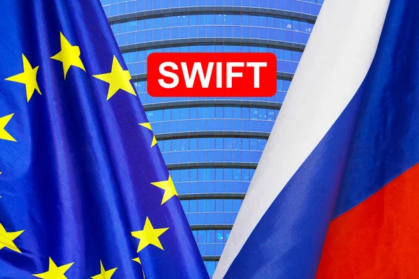 AB ve Rusya bayrağı ve SWIFT metni. Dünya Bankaları Arası Finansal Telekomünikasyon Topluluğu, Çevrimiçi Ödeme ve Mali Düzenleme Yaptırım Konsepti