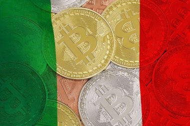 İtalya 'da madencilik. İtalya bayrağının arka planında bitcoinler var. İtalya 'daki kripto para birimi ve engelleme teknolojisi yatırımcıları için kavram