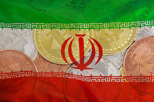 İran 'da madencilik. İran bayrağının arka planında bitcoin 'ler var. İran 'daki kripto para birimi ve engelleme teknolojisi yatırımcıları için kavram