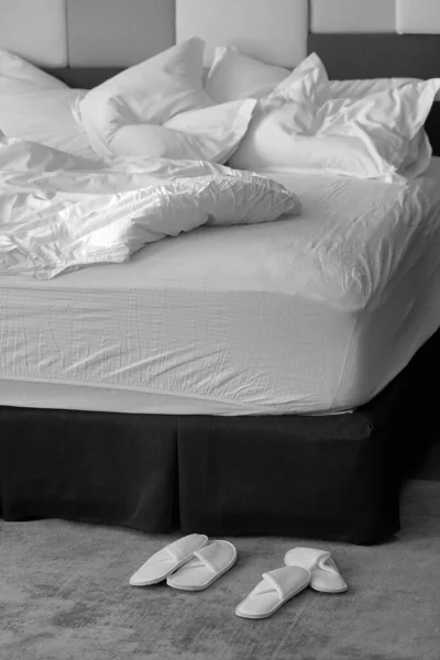 面白い夜の後に未完成のまたは乱雑なベッド 新しい夫婦のセックス 装飾部屋と汚いベッド 使用済みリネン ベッドシート 枕が台無しに — ストック写真