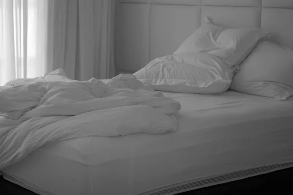 经过一个有趣的夜晚 新婚夫妇的性爱之后 未完成或凌乱的床 有装饰房间的肮脏的床 用过的亚麻布 床单和枕头弄乱了 — 图库照片