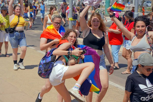 Gayové Lesby Procházející Průvodu Gay Pride Průvod Tolerance Duhové Vlajky — Stock fotografie