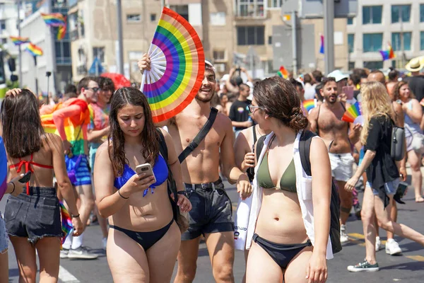 Geje Lesbijki Spacerujące Paradzie Gay Pride Parada Tolerancji Tęczowe Flagi — Zdjęcie stockowe