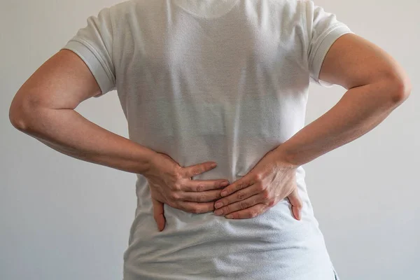 Mujer Sufre Dolor Lumbar Mano Mujer Sosteniendo Dolor Espalda Cintura — Foto de Stock