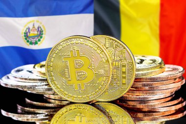 El Salvador ve Belçika 'daki kripto para birimi ve engelleme teknolojisi yatırımcıları için konsept. El Salvador ve Belçika bayrağının arka planında bitcoinler