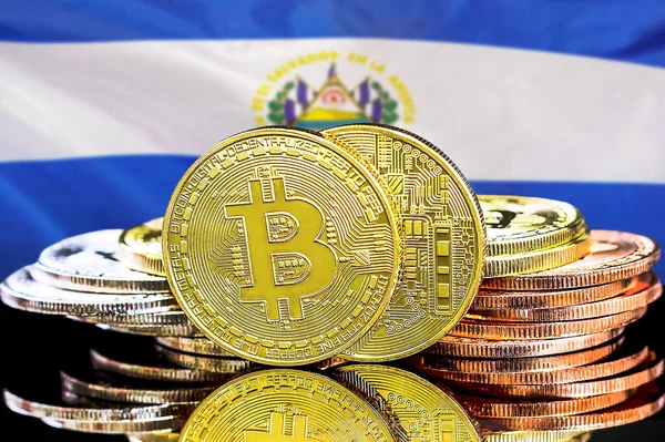El Salvador 'daki kripto para birimi ve engelleme teknolojisi yatırımcıları için konsept. El Salvador bayrağının arka planında bitcoinler