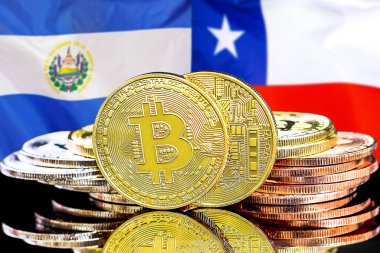 El Salvador ve Şili 'deki kripto para birimi ve engelleme teknolojisi yatırımcıları için konsept. El Salvador ve Şili bayrağının arka planında bitcoinler