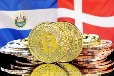 El Salvador ve Danimarka 'daki kripto para birimi ve engelleme teknolojisi yatırımcıları için konsept. El Salvador ve Danimarka bayrağının arka planında bitcoinler