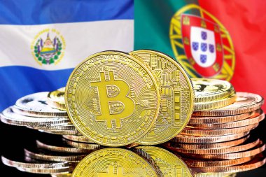 El Salvador ve Portekiz 'deki kripto para birimi ve engelleme teknolojisi yatırımcıları için konsept. El Salvador ve Portekiz bayrağının arka planında bitcoinler