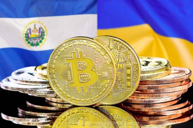 El Salvador ve Ukrayna 'daki kripto para birimi ve engelleme teknolojisi yatırımcıları için konsept. El Salvador ve Ukrayna bayrağının arka planında Bitcoin 'ler