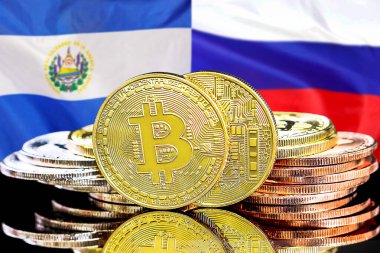 El Salvador ve Rusya 'daki kripto para birimi ve engelleme teknolojisi yatırımcıları için konsept. El Salvador ve Rusya bayrağının arka planında Bitcoin 'ler