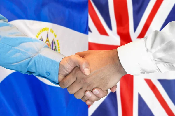 在两面旗帜的背景下进行商业握手 男子在萨尔瓦多和英国国旗的背景下握手 支助概念 — 图库照片