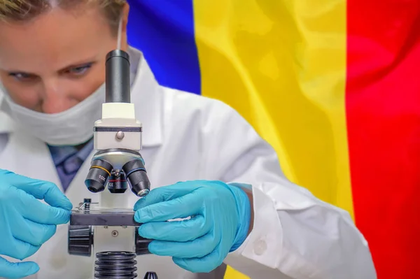 Kobieta Biochemik Patrząc Przez Mikroskop Tle Flagi Mołdawii Technologie Medyczne — Zdjęcie stockowe