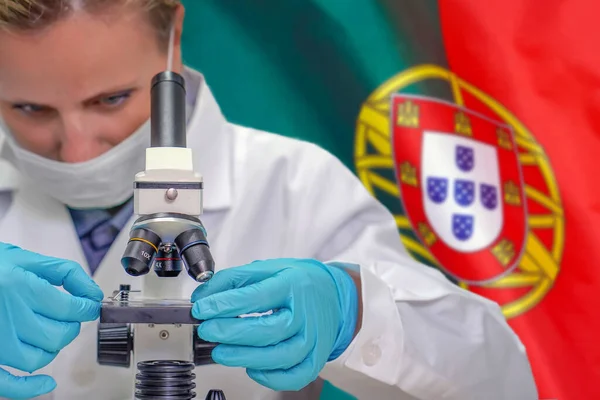 Kobieta Biochemik Patrząc Przez Mikroskop Tle Flagi Portugalii Technologie Medyczne — Zdjęcie stockowe