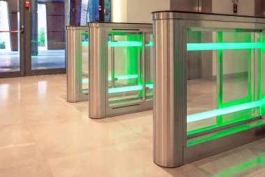 Otomatik güvenlik kapısı ve elektronik kart okuyucu. Ofis kapısında elektronik kart okuyucu. Şirket binasında kart okuyucu ile otomatik güvenlik turnikeleri