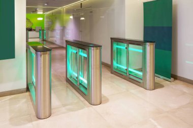 Otomatik güvenlik kapısı ve elektronik kart okuyucu. Ofis kapısında elektronik kart okuyucu. Şirket binasında kart okuyucu ile otomatik güvenlik turnikeleri